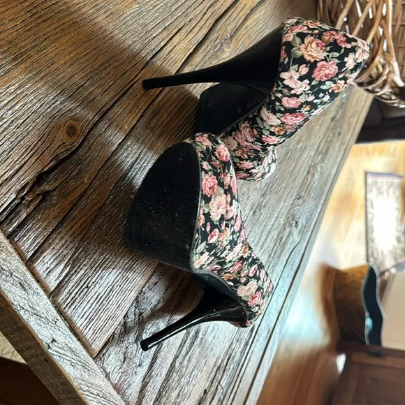 Super cute floral stilettos - Picture 4 of 4